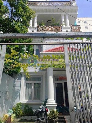cần tiền chính chủ bán gấp nhà biệt thự đẹp khan hiếm tại đường ông ích khiêm p. 5 q11. dt 181m2