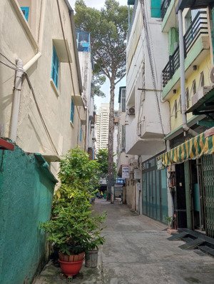 cho nữ thuê phòng trọ 21m2, quận 10 ,riêng biệt, nhà tắm, vệ sinh ngoài phòng, không chung chủ
