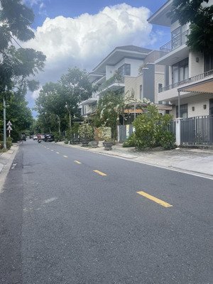 bán biệt thự lavila dt 105.6m2 ngang 6m dài 17.6m 3tầng nhà thô, sổ hồng, giá 12.8tỷ 