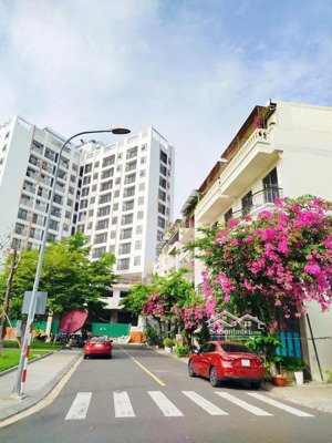 nhà 4 tầng ngay công viên có thang máy